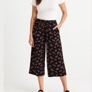 Hollister Black Floral Wide Leg Cropped Pants Women’s